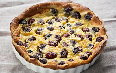 Freshly baked Blackberry Clafoutis. This is some kind of delicious! Blackberry Clafoutis, Blackberry Dessert, Clafoutis Recipes, Organic Valley, Dessert Parfait, Blackberry Recipes, Desserts Keto, Seasonal Fruit, Simple Dessert