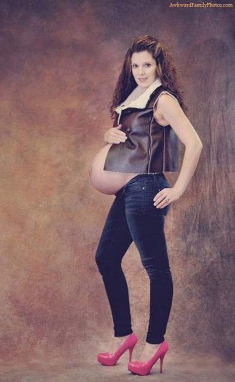 Funny Maternity Photos, Jeans And Leather Jacket, Hot Pink High Heels, Pregnant Fashion, Awkward Photos, Awkward Family Photos, Heels Blue, Bad Photos, Pink High Heels