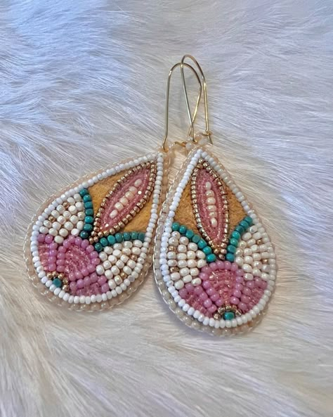 Beaded Earrings Native Beadwork Pattern, Metis Beaded Earrings, Flat Stitch Beaded Earrings, Indigenous Beading, Indigenous Beaded Earrings, Metis Beadwork Patterns, Beautiful Beaded Earring, Bead Loom Designs, Native Beading Patterns