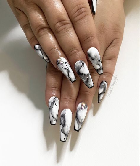 Marble Nails White And Black, Black And White Marble Nail Designs, White And Black Marble Nails, Grey Marble Nails, Black And White Marble Nails, White Marble Nails, Black Marble Nails, Nail Training, Flame Nail Art