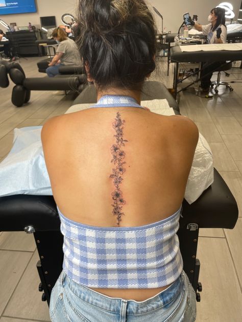 Back Tattoo Women Spine, Feminine Back Tattoos, Hibiscus Flower Tattoos, Tattoo Ideas Inspiration, Soft Tattoo, Flower Spine Tattoos, Spine Tattoo Ideas, Mandala Hand Tattoos, Tato Minimal