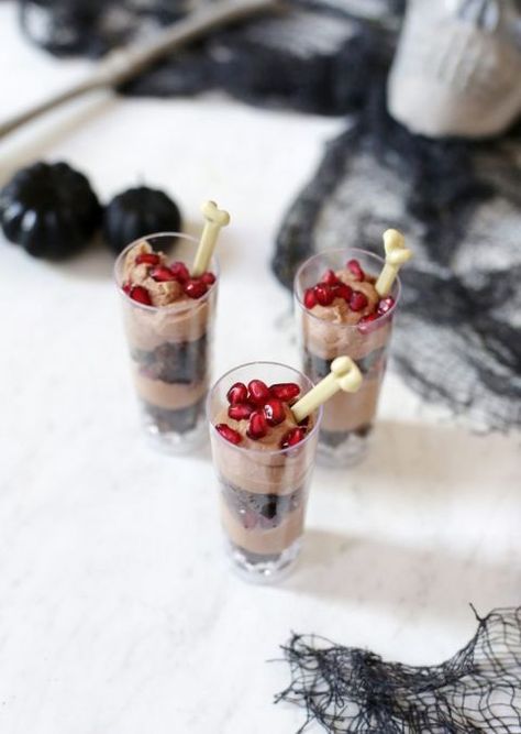 Whip up these super easy brownie pomegranate dessert shooters for your Halloween parties! #halloween #dessert #brownies Halloween Fruit Parfait, Halloween Shooter Desserts, Halloween Mini Dessert Cups, Halloween Dessert Brownies, Halloween Dessert Shooters, Holloween Desserts, Pomegranate Dessert, Tiny Desserts, Vegan Granola Recipe