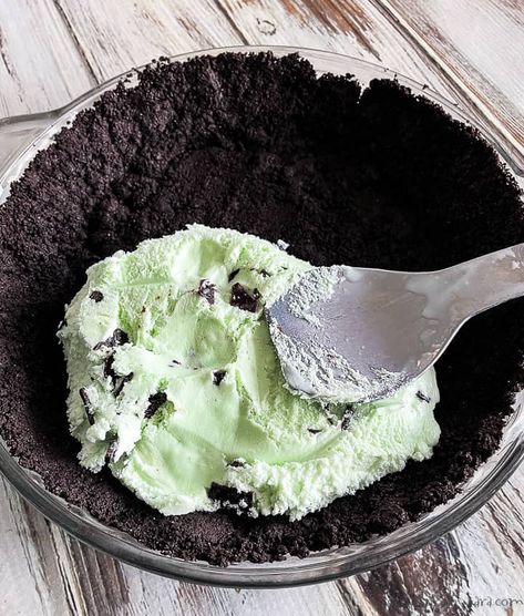 Grasshopper Pie Ice Cream, Mint Ice Cream Pie Recipes, Mint Ice Cream Pie, Grasshopper Dessert Recipes, Ice Cream Pie With Oreo Crust, Grasshopper Dessert, Mint Ice Cream Dessert, Mint Chocolate Chip Ice Cream Pie, Frozen Grasshopper Pie