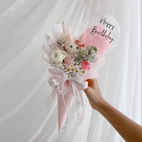 Bunny Bouquet, Graduation Flower Bouquet, Balloon Bouquet Diy, Graduation Flowers, Diy Bouquet Wrap, Bridal Shower Balloons, Flower Bouquet Diy, Flower Box Gift, Flower Gift Ideas