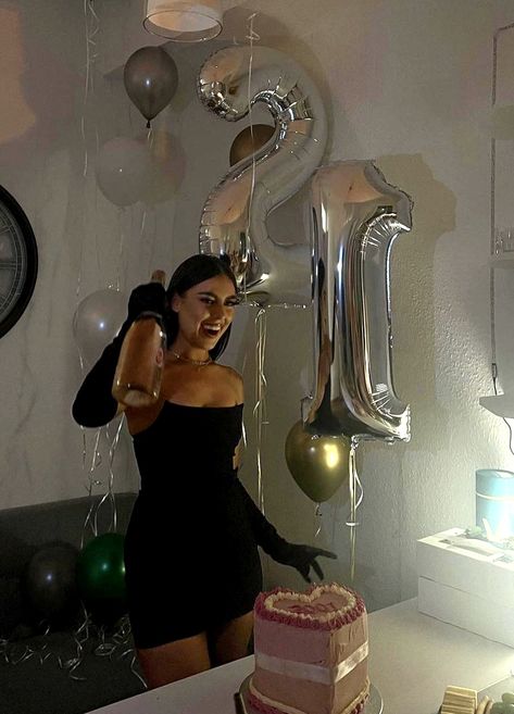 21st Birthday Ideas Classy, 21st Birthday Dress Classy, Classy 18th Birthday, Cute Birthday Outfit Ideas, Classy 21st Birthday, 21st Birthday Pictures, Shot Party, 21st Birthday Themes, 30th Birthday Outfit