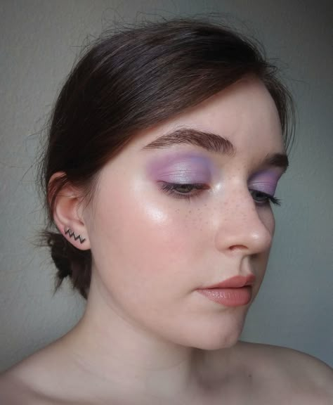 Pink Lavender Makeup, Pastel Eyeshadow Look, Daytime Purple Eye Makeup, Lilac Eyeshadow Blue Eyes, Everyday Purple Eyeshadow, Lavender Lipstick Makeup, Lavender Glitter Makeup, Light Lavender Makeup, Lavender Haze Makeup Look