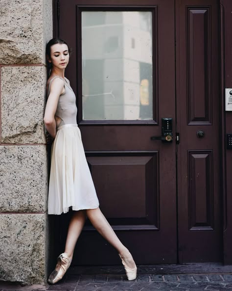 Senior Photo Ballet, Pointe Dance Photography, Outside Ballet Photography, Ballet Photography Poses Simple, Street Ballet Photography, Dance Photoshoot Poses Pointe, City Ballet Photography, Ballet Outdoor Photoshoot, Ballet Photoshoot Outside