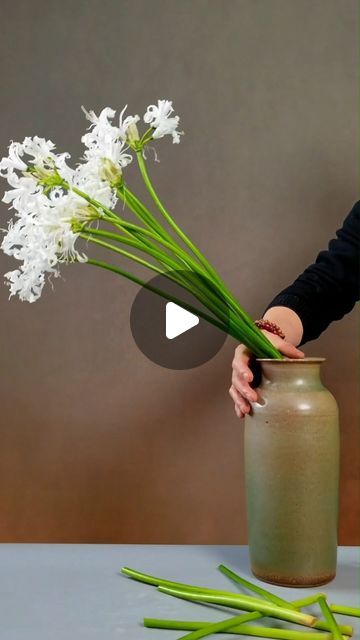 Trending Diy, Arreglos Ikebana, Floral Art Arrangements, Altar Flowers, Flower Arrangement Designs, Ikebana Arrangements, Ikebana Flower Arrangement, Church Flower Arrangements, Ikebana Vases