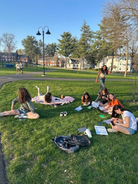 School Activities Aesthetic, Spring College Aesthetic, College Summer Aesthetic, College Experience Aesthetic, Uni Aesthetic Friends, Uoft Aesthetic, College Fun Aesthetic, University Aesthetic Friends, Campus Life Aesthetic