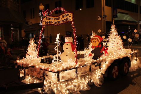 Nighttime Christmas Parade Floats | Christmas Parade Campbellsville Ky Night Before Christmas Parade Float, Christmas Parade Trailer Ideas, Christmas Light Parade Float Ideas, Christmas Trailer Float Ideas, Winter Parade Float, Christmas Parade Float Ideas Theme, Christmas Floats Parade Ideas, Christmas Parade Float Ideas, Holiday Parade Floats