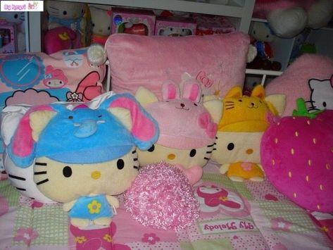 Hello Kitty World, Decora Girl, Kawaii Core, Pink Hello Kitty, Friends Characters, Room Goals, Kawaii Plushies, Hello Kitty My Melody, Hello Kitty Pictures