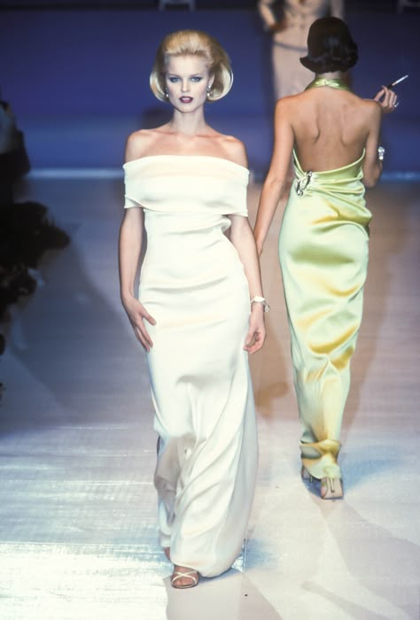 Christian Dior 1990s Runway, Vintage Dior Dress Runway, Dior 1990 Runway, Doir Fashion Runway, Dior Runway Dress, Old Dior Fashion, Vintage Dior Runway, 90s Runway Fashion Dior, Dior Runway 90s