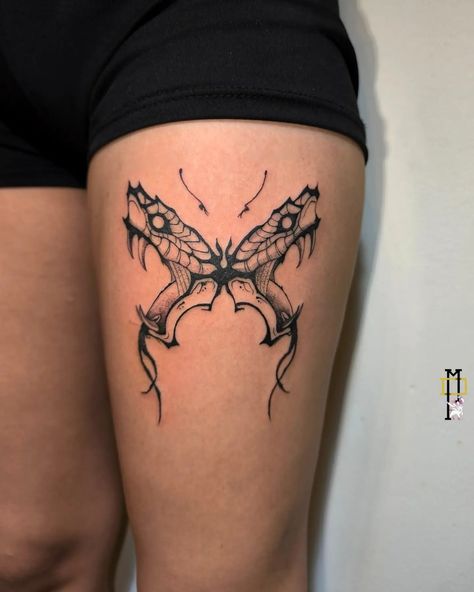 🦋🐍 . . . . . . . . . . #ink #inked #tattoo #tatuaje #girl #girltattoo #black #blacktattoo #bodytattoo #butterfly #snake Snake Girl, Inked Tattoo, Classic Tattoo, Discreet Tattoos, Tattoo Art Drawings, Snake Tattoo, Inspirational Tattoos, Butterfly Tattoo, Back Tattoo