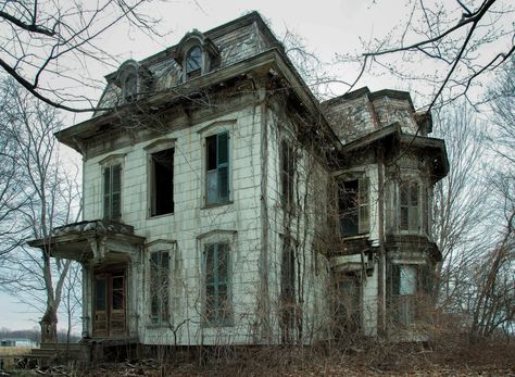 Haunted Houses In America, Scary Haunted House, Real Haunted Houses, Scary Houses, Houses In America, Creepy Houses, Old Abandoned Houses, Spooky Places, Creepy Places