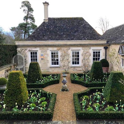 Cotswold Kitchen, Creative Garden Projects, Garden Design Diy, Cotswold Garden, Diy Garden Ideas, Formal Garden Design, Parterre Garden, English Garden Design, Gardening Planting