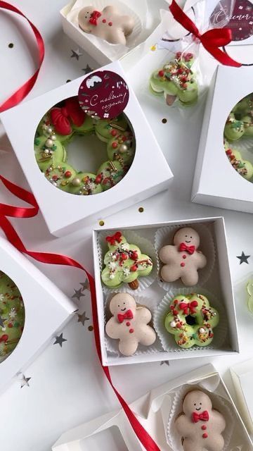 French Macaroon Recipes, Macaron Packaging, Christmas Bakes, Macaroon Cake, Christmas Macarons, Lollipop Cake, Christmas Cookie Box, Xmas Desserts, Christmas Cake Designs