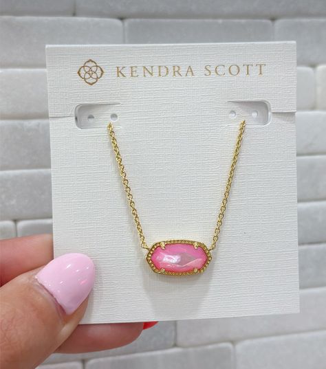 Elisa Gold Pendant Necklace, Preppy Necklaces, Elisa Pendant Necklace, Preppy Accessories, Preppy Jewelry, Kendra Scott Necklace, Jewelry Accessories Ideas, Jewelry Essentials, Jewelry Lookbook