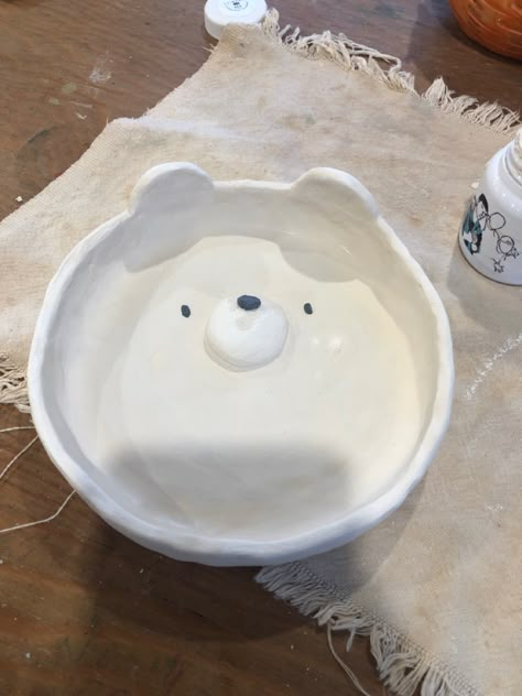 Ceramic Bank Ideas, Clay Bowl Ideas Aesthetic, Aesthetic Bowls Ceramic, Cute Clay Bowls, Ceramics Plate Ideas, Pinch Pot Ideas Ceramics, Air Dry Clay Bowl, Cute Ceramics Ideas, Jewelry Holder Clay