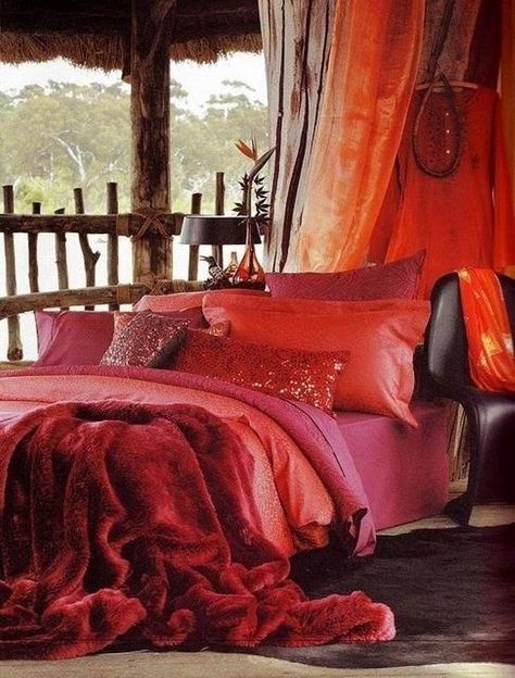 Paris Teenager, Hot Pink Bedrooms, Teenager Bedroom, Bedroom Bohemian, Eclectic Bedroom, Pink Bedrooms, Bedroom Red, Bohemian Bedroom, Bedroom Boho