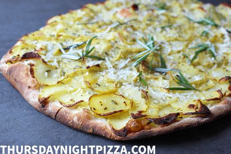 Simple Potato Pizza with Rosemary and Olive Oil (Vegan Pizza Recipe) Potatoe Pizza, Italian Pizza Toppings, Potato Pizza Recipe, Romans Pizza, Italian Potatoes, Vegan Pizza Recipe, Vegan Stir Fry, Potato Pizza, Seasoned Potatoes