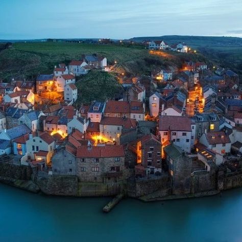 What a view Yorkshire England 🧡🧡#england #english #uk #unitedkingdom #yorkshire #view #views #light #village #sea #place #places #town #dreamplace #anglophile #theduchessantiques #perfect #dreamhouse #bestpicture #hill Dawn And Dusk, Yorkshire England, British Isles, North Yorkshire, Wales England, Timeline Photos, Dream Vacations, Beautiful World, Yorkshire