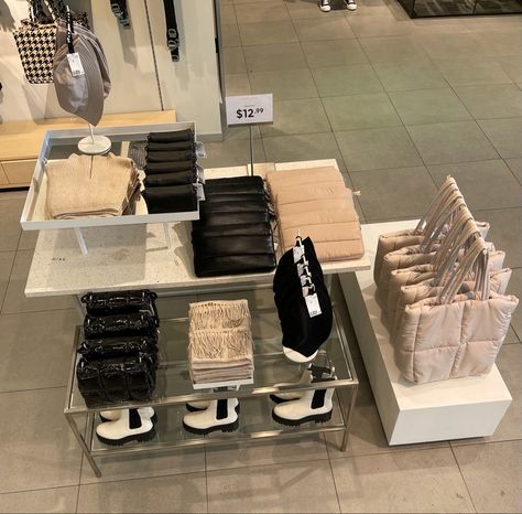 Zara Visual Merchandising, Table Display Design, Boutique Store Displays, Shoe Store Design, Visual Merchandiser, Clothing Store Interior, Clothing Store Design, Retail Interior Design, Retail Interior