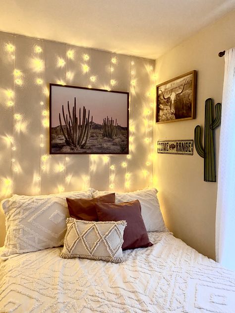 Ranchero Room Decor, Western Cactus Room Decor, White And Gold Western Room, Country Room Painting Ideas, White Western Bedroom Ideas, Western Bed Spreads Comforter, Western Themed Bedroom Modern, Western Bedroom Wall Ideas, Beige Western Bedroom