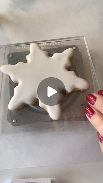 Split Rock Creations on Instagram: "Starting off this new year with snowflakes ❄️ Also, is anyone else obsessed with this artist?? #decoratedsugarcookies #cookievideos #cookietutorial #longisland" Snowflake Sugar Cookies Royal Icing, Winter Cookies Decorated, Snowflake Cookies Decorating, Christmas Sugar Cookie Designs, Iced Christmas Cookies, Royal Icing Christmas Cookies, Snowflake Christmas Cookies, Holiday Cookies Decorated, Snowflake Sugar Cookies