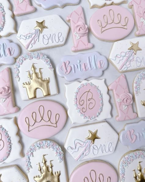 Disney Princess Cookies, S Cookies, Cinderella Birthday Party, Princess Cookies, Disney Princess Birthday Party, Disney Cookies, Minnie Mouse Theme, Disney Theme Party, Disney Baby Shower