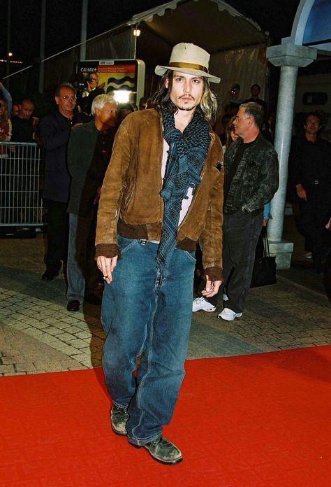 Johnny Depp - "Blow" Premiere in Deauville in France (2001) 80s Outfit Men, Johnny Depp Blow, Deauville France, Johnny Depp Style, Young Johnny Depp, Johnny Depp Pictures, Johnny D, Vintage Mens Fashion, Men Style Tips