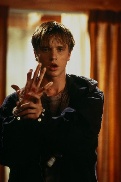 Anton Tobias from Idle Hands Devon Sawa Casper, Devon Sawa 90s, Fine Characters, Boy Actors, 90s Heartthrobs, Devon Sawa, Seth Green, Idle Hands, Thriller Movies