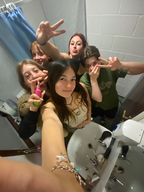 summer camp, 0.5, friends, friend group, bathroom selfie, selfie Group Reference Pose Funny, Friend Poses 5 People, Group Selfie Drawing Reference, Taking Selfies Poses Reference, Four Ppl Poses, Selfie Perspective Drawing, 5 People Pose Reference, Selfie Group Poses, Group Selfie Reference