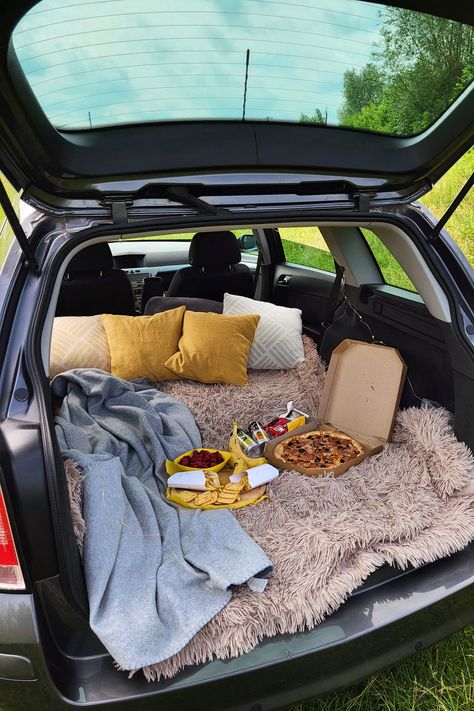 Picnic In Car Trunk, Back Of The Car Date Night, Car Picnic Aesthetic, Trunk Date, Trunk Bed Date, Car Date Ideas, Wholesome Activities, Car Picnic, Dream Dates