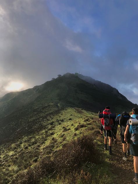 view mountain trek mountain Trekking With Friends, Mood Bored, Board Inspiration, Vision Board Inspiration, Mountain Climbing, Elba, Travel Aesthetic, Season 3, The Mountain