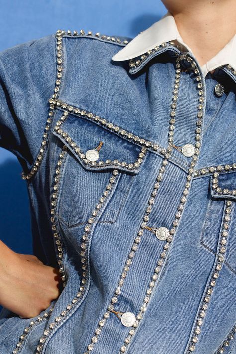 Jean Jacket Diy, Bling Denim, Denim Party, Diy Denim Jacket, Embellished Denim Jacket, Denim And Diamonds, Embellished Clothing, Denim Outfits, Diy Jacket