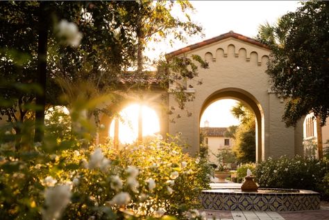 Rollins College - 10 Beautiful Spots for an Orlando Florida Photoshoot - Photography Rollins College, Winter Garden Florida, Behavioral Interview, Winter Garden Theatre, Orlando Photos, Orlando Family, Colleges In Florida, Places In Florida, Photo Shoot Location