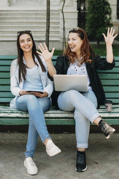 Retrato de cuerpo entero de dos encantad... | Premium Photo #Freepik #photo #personas #ciudad #ordenador #mujer Estilo Hipster, Women Laughing, Premium Photo, Work Casual, Royalty Free Images, White Jeans, First Time, The First, Royalty