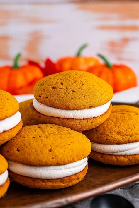 Who doesn’t love a delicious treat that combines the best of cookies and cake? Pumpkin Whoopie Pies are a delightful dessert perfect for the fall season. Pumpkin Whoopie Pie Recipe, Whoopee Pie, Marshmallow Filling, Pumpkin Chip, Cake Pumpkin, Whoopie Pie Recipe, Pumpkin Whoopie Pies, Buttered Vegetables, Cookie Sandwich