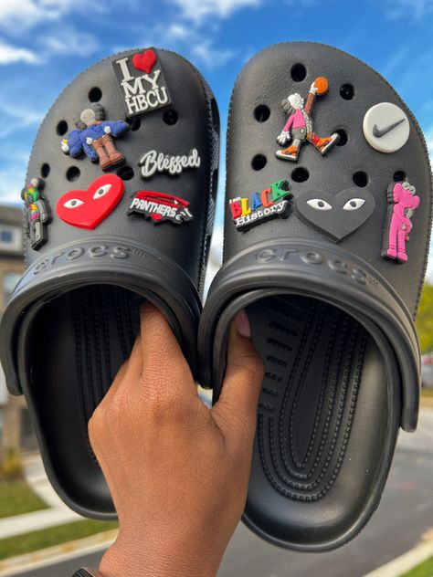 Crocs Jibbitz Kaws, Kaws Jibbitz, Croc Inspiration, Croc Jibbitz Ideas, Croc Collection, Cool Crocs, Crocs With Jibbitz, Croc Jibbitz, Crocs Outfit