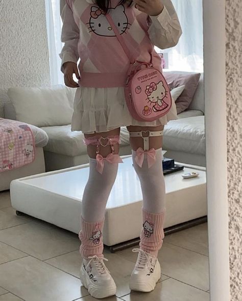 Roupinha da hello Hello Kitty Cute Outfit, Hello Kitty Shoes Outfit, Soft Kawaii Outfits, Hello Kitty Outfit Aesthetic, Hello Kitty Fit, Hello Kitty Outfits, Cutecore Outfit, Hello Kitty Outfit, Hello Kitty Fashion