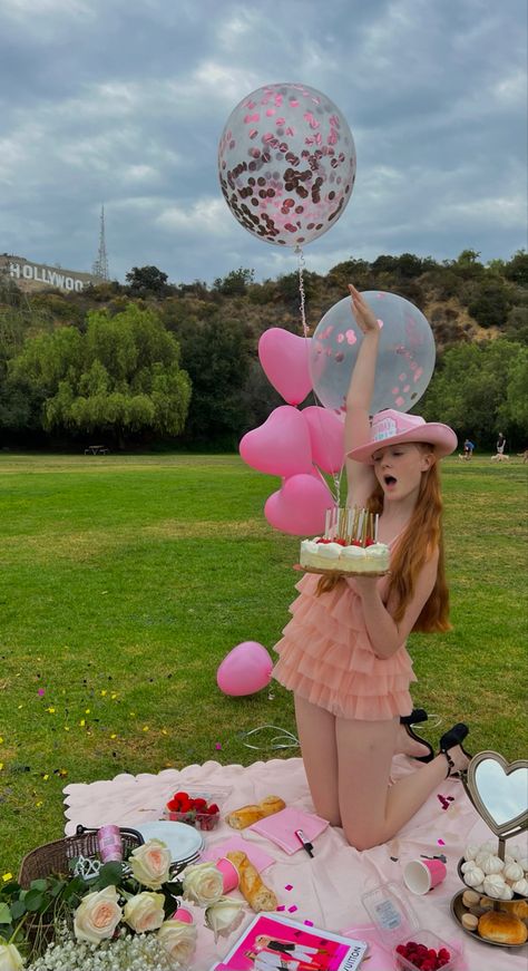 Cali Photoshoot, Bachelor Party Cakes, Pink Birthday Decorations, Picnic Photo Shoot, Picnic Pictures, Picnic Photography, Hearts Paper Crafts, Debut Photoshoot, Picnic Birthday Party