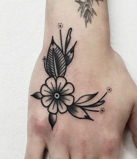 Traditional Hand Tattoo, Traditional Tattoo Flowers, Tattoo Zeichnungen, Elbow Tattoos, Tattoos Geometric, Tattoo Women, Small Hand Tattoos, Knee Tattoo, Cross Tattoo