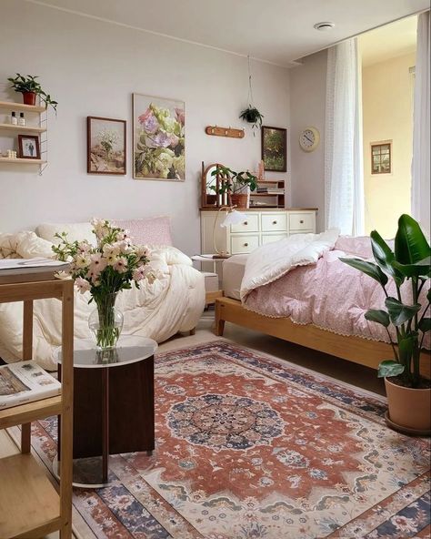 Credit to owner 🤍 Small Bedroom With Seating Area, Persian Room Aesthetic, Bedroom Ideas Soft, Cottagecore Room Aesthetic, Apartment Aesthetic Bedroom, Warm Apartment Aesthetic, Warm Apartment, Home Gel Nails, Thanksgiving Drawings