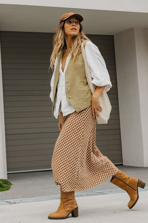 Midi Dress Casual Fall, Autumn Dress Boots, Boho Business Casual Outfits, Eclectic Fall Fashion, How To Style A Midi Dress, Dresses For Hourglass Shape, Plaid Midi Skirt Outfit, End Of Summer Fashion, Boho Winter Fashion