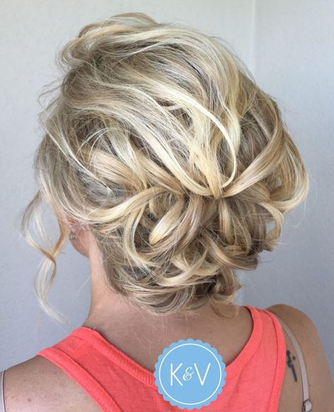 Messy Pinned Updo For Short Hair Diy Formal Hairstyles, Chignon Simple, Formal Hairstyles For Short Hair, Curled Updo, Messy Curls, Short Hair Bun, Curly Updo, Hair Prom, Hairdos For Short Hair