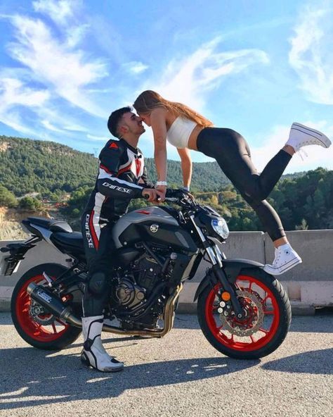 Motorcycle Couple Photography, Couple Moto, Motocross Couple, Couple Motard, Motorcycle Couple Pictures, Photos Couple Mignon, Motorcycle Photo Shoot, Biker Photos, Bike Couple