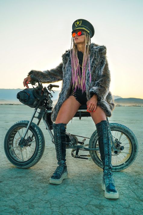 Burning Man Braids, Burning Man Festival Women, Burning Man Aesthetic, Burning Man Shoes, Burning Man Outfits Women, Burn Outfits, Burning Man Fashion Woman, Estilo Burning Man, Burning Man Boots