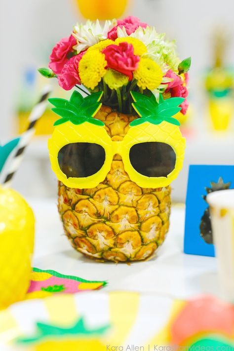 Festa Tropical: Arranjo Abacaxi Teen Birthday Ideas, Birthday Ideas For Girls, Pineapple Centerpiece, Pineapple Birthday Party, Tutti Frutti Party, Decoration Buffet, Tropical Birthday Party, Pineapple Birthday, Aloha Party