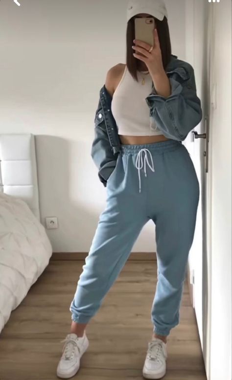 Blue Joggers Outfit, Cute Sporty Outfits, Campus Outfit, Jogger Pants Outfit, Joggers Outfit, Hijabi Outfits Casual, Workout Attire, Lazy Outfits, Minimal Outfit