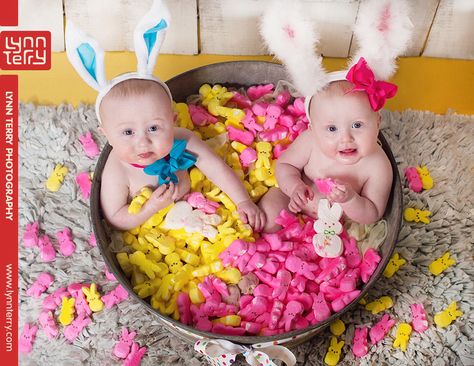 Twins Easter photoshoot w/ Lynn Terry Photography www.lynnterry.com #twins #easter Peeps Photo Shoot Baby, Easter Poses, Baby Easter Pictures, Twin Baby Photography, Twin Baby Photos, Baby Holiday Photos, Easter Baby Photos, Twin Pictures, Easter Photoshoot